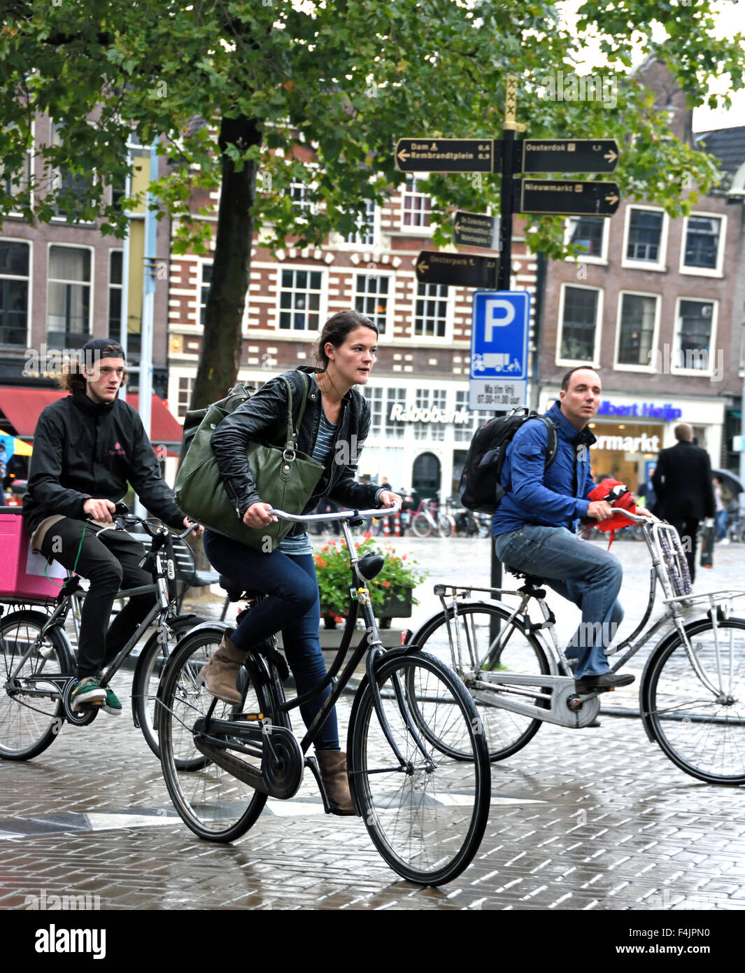 Biciclette in pioggia Nieuwmarkt Amsterdam Paesi Bassi, Olanda olandese Foto Stock