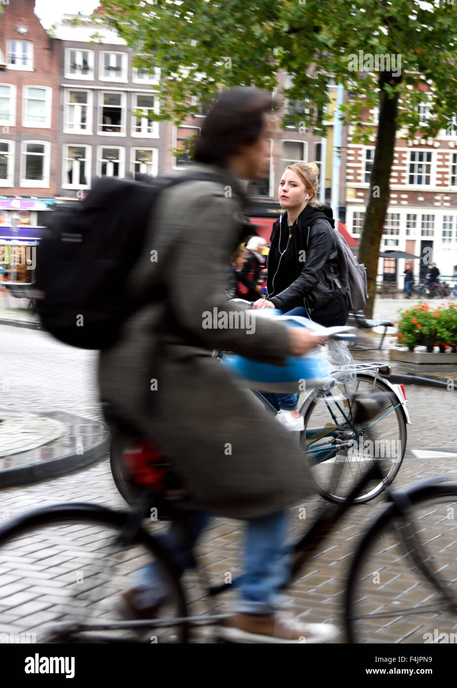 Biciclette in pioggia Nieuwmarkt Amsterdam Paesi Bassi, Olanda olandese Foto Stock