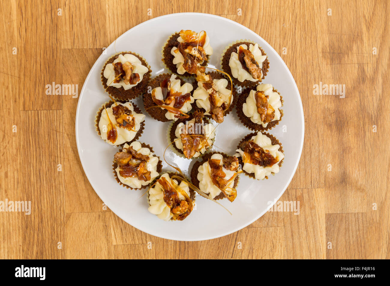 Miniatura le torte di carote Foto Stock