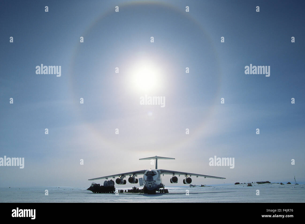 Veicolo da neve e veicolo in aria su paesaggi innevati Foto Stock