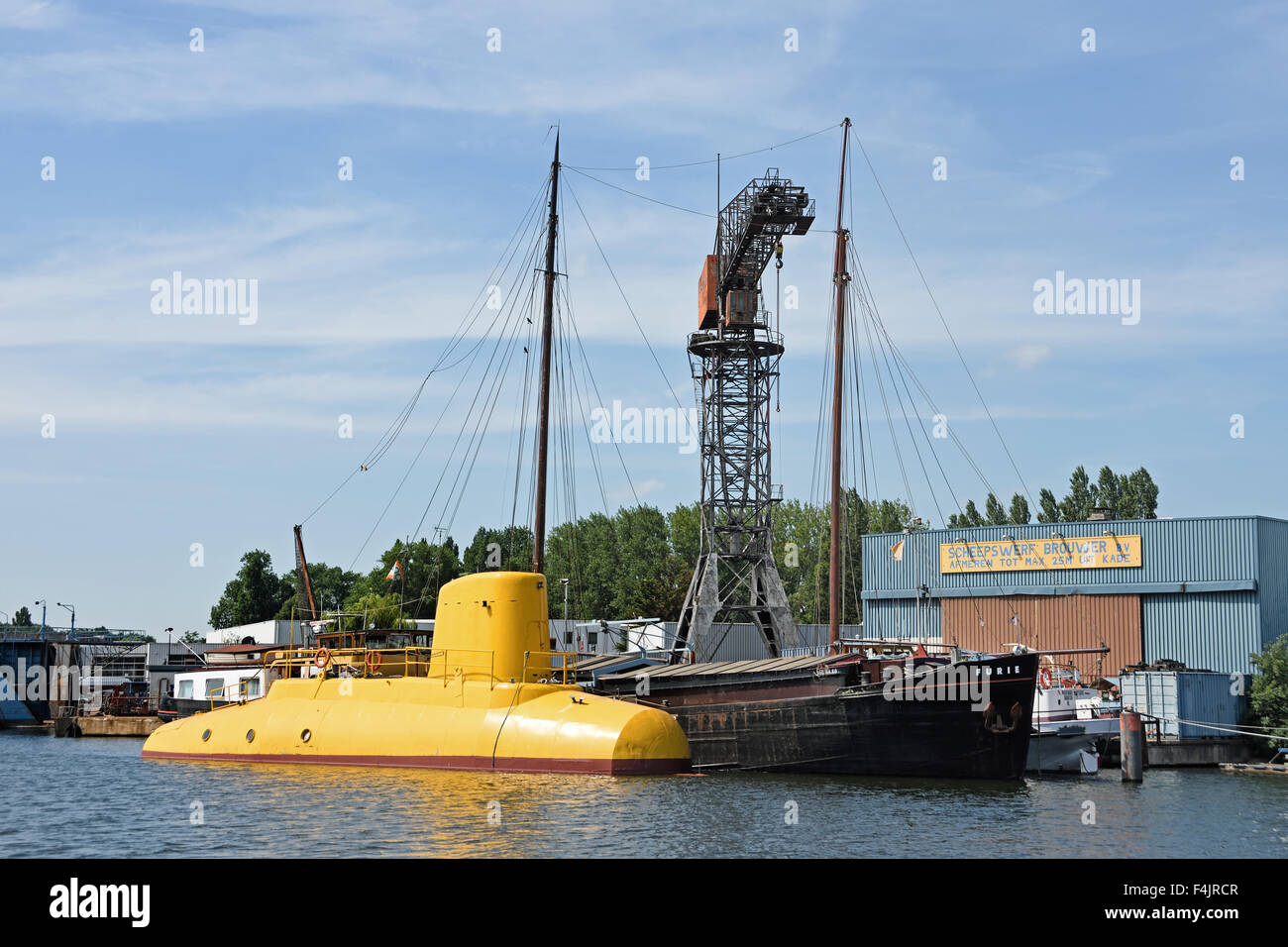 HJB Holland Jachtbouw è basata a Zaandam, vicino al porto di Amsterdam Paesi Bassi sottomarino giallo ( Noordzeekanaal North Sea Canal ) Foto Stock