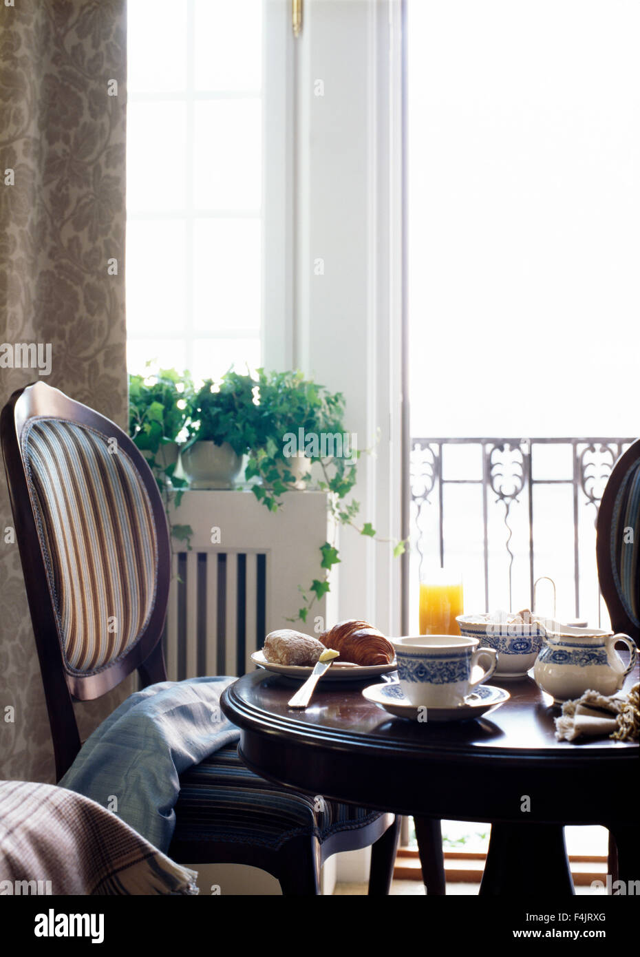 Tavolo in balcone con cibi e bevande Foto Stock