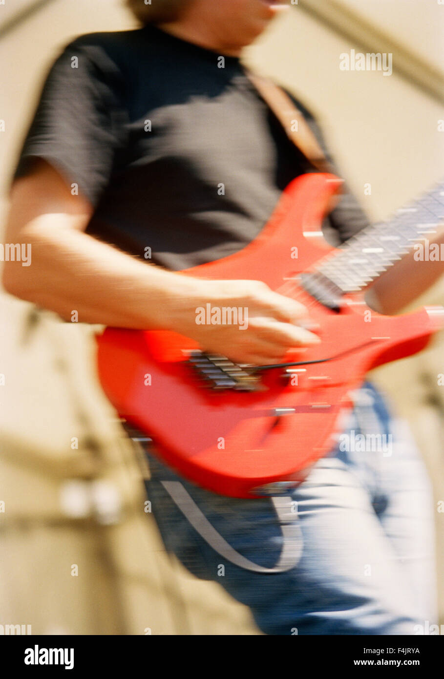 L'uomo gioca red chitarra elettrica Foto Stock
