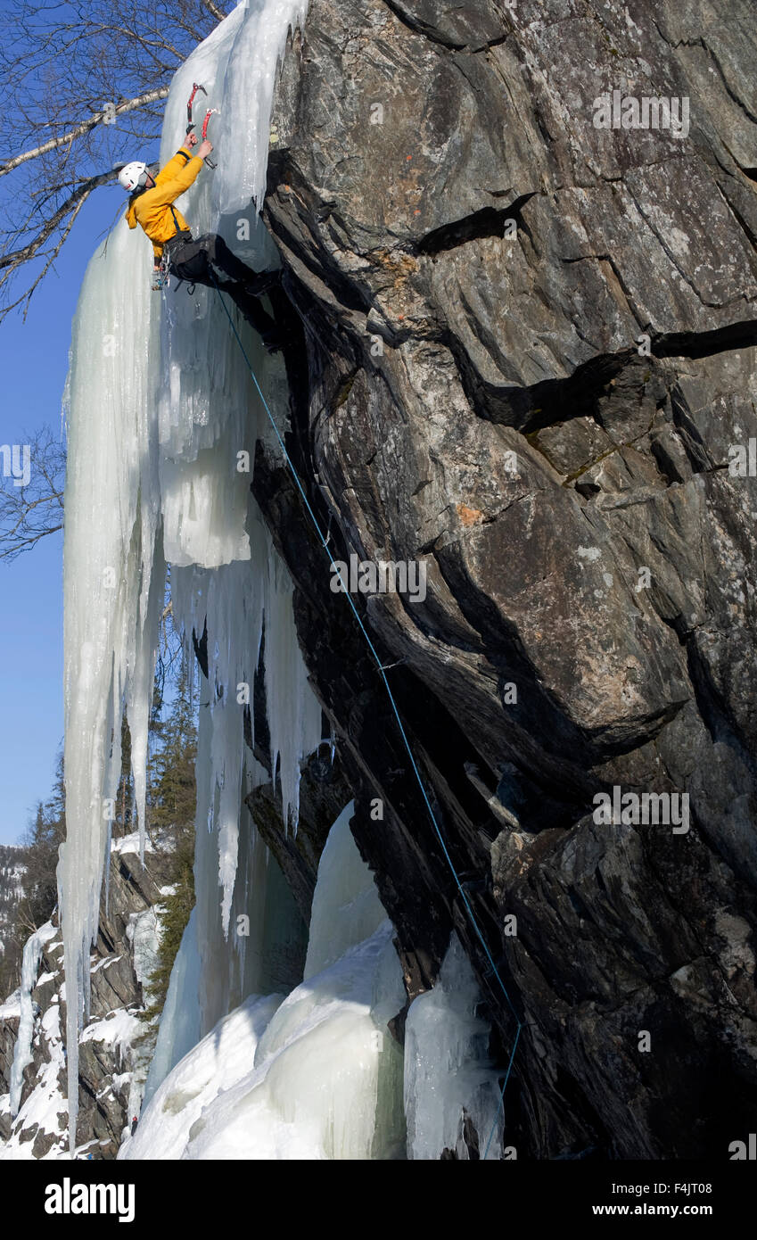 Uomo rock climbing Foto Stock