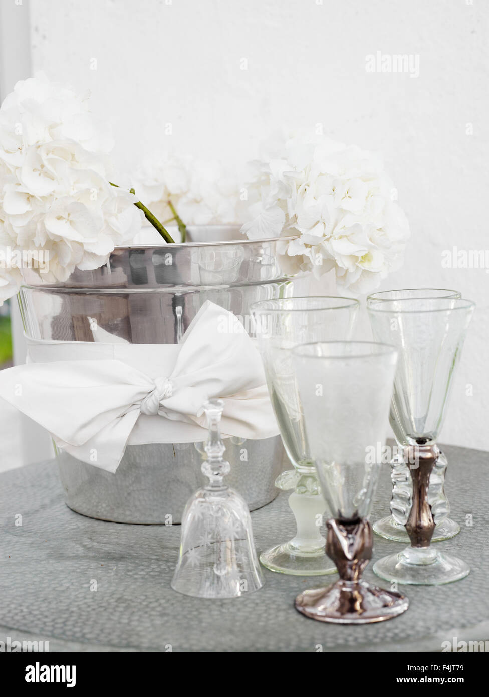 Posizionare l'impostazione con fiore e bicchieri Foto Stock