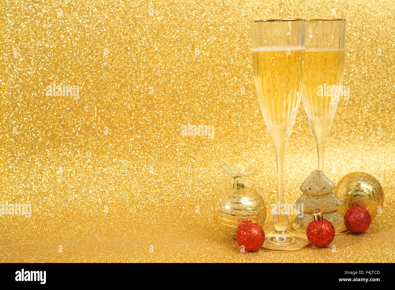 Champagne e decorazioni di Natale sul golden glitter sfondo con spazio di copia Foto Stock