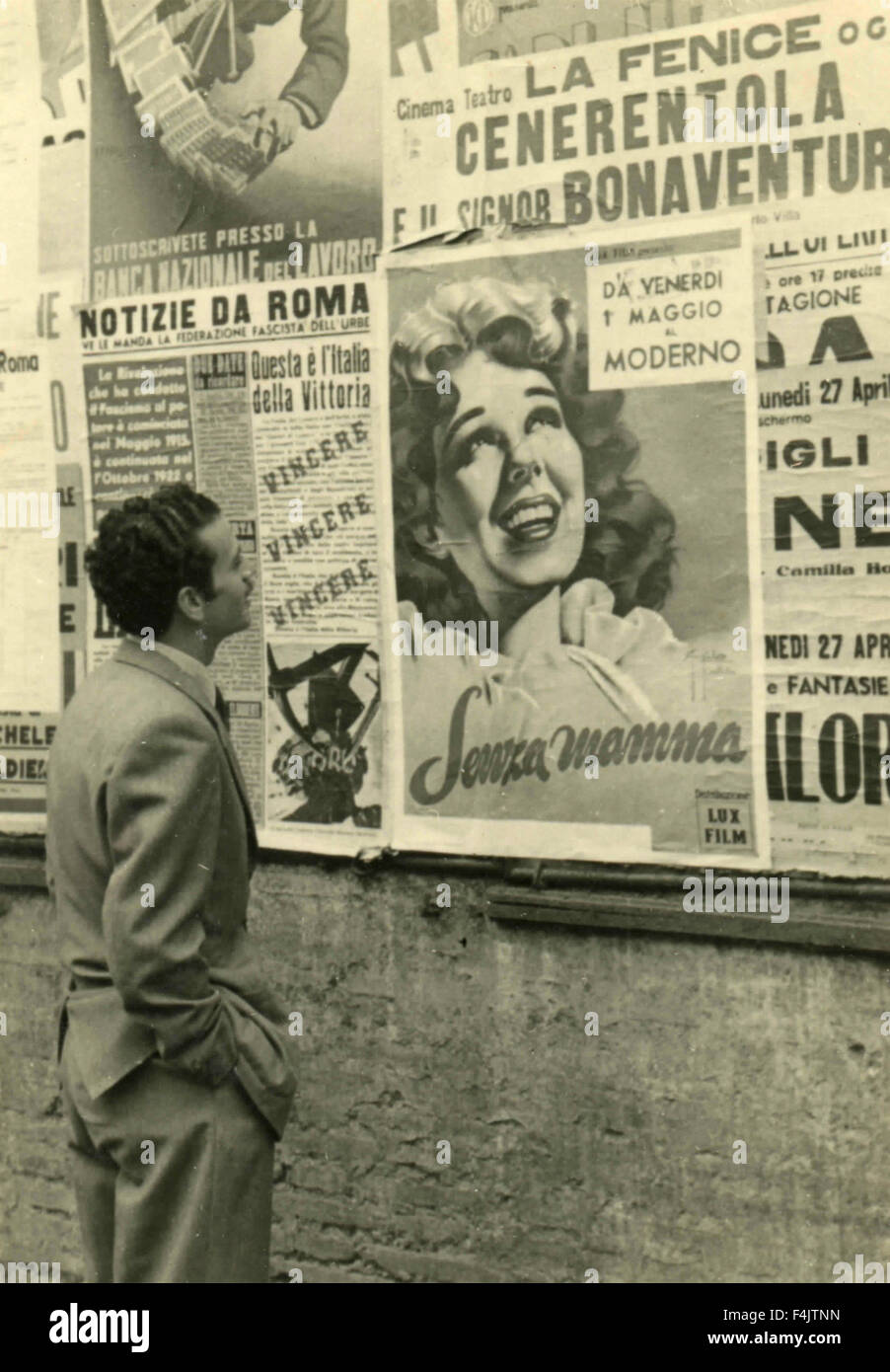 Un uomo guarda al poster, Italia Foto Stock