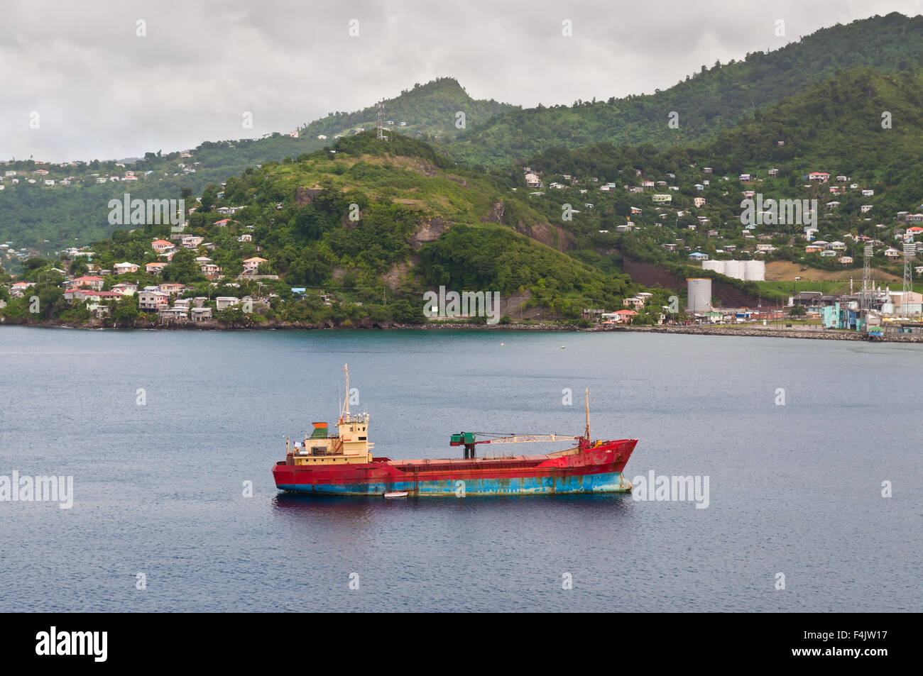 Un generale abbandono nave cargo 'Anina' costruito 1970 e lasciato tracce di ruggine nella baia di St George Foto Stock