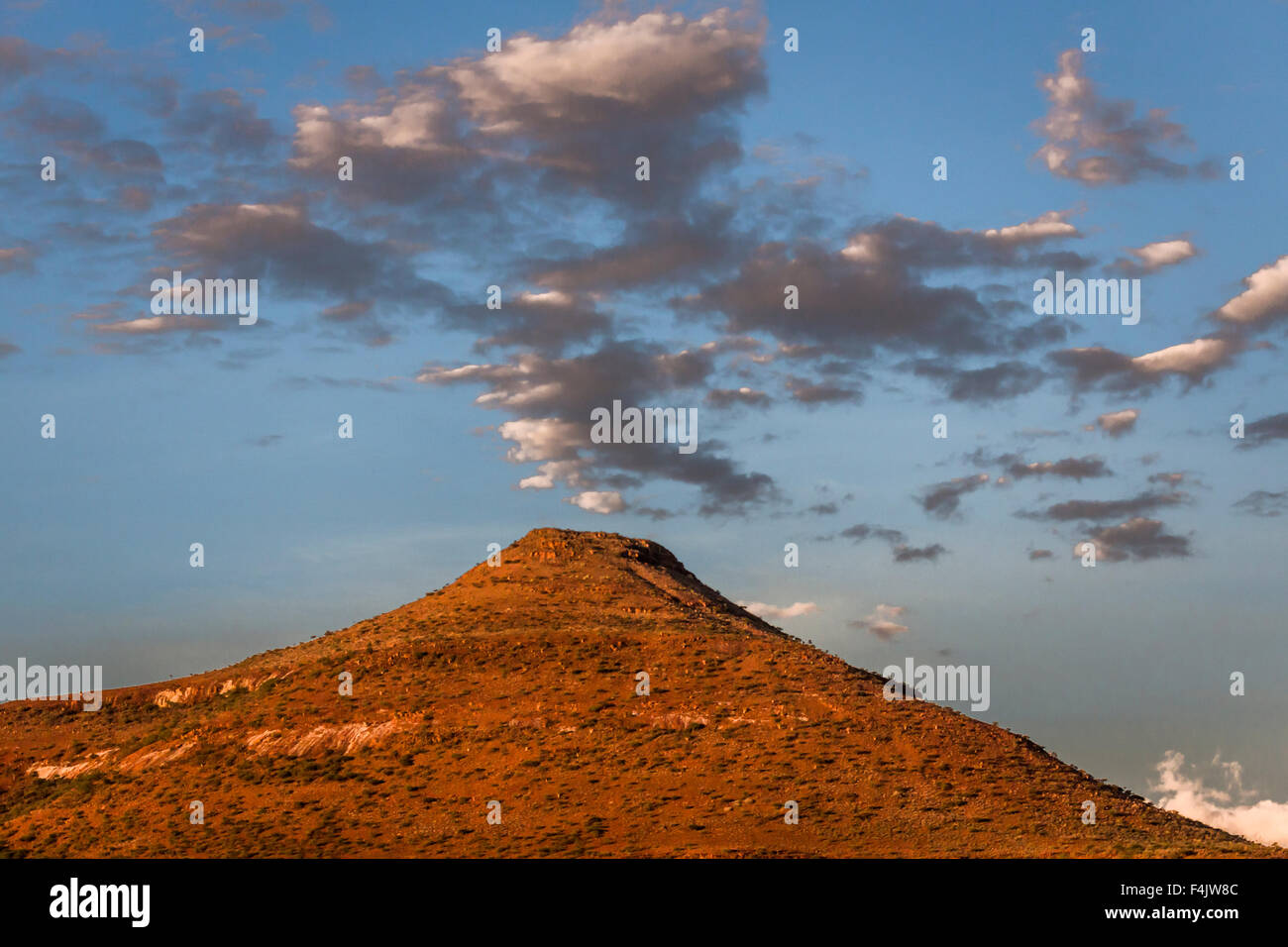 Paesaggio di montagna Etendeka Camp, vicino al Parco Nazionale di Etosha, Namibia, Africa Foto Stock