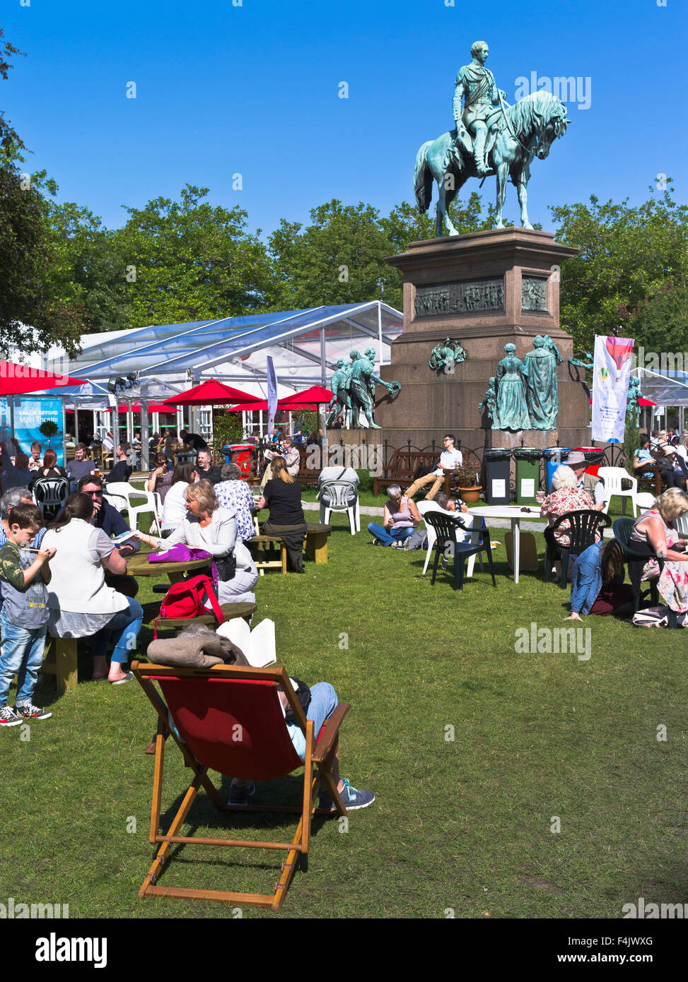 dh International Book Festival UK CHARLOTTE SQUARE EDIMBURGO SCOZIA gente Lettura libro parco sdraio estate Prince Albert statue sedie a sdraio Foto Stock