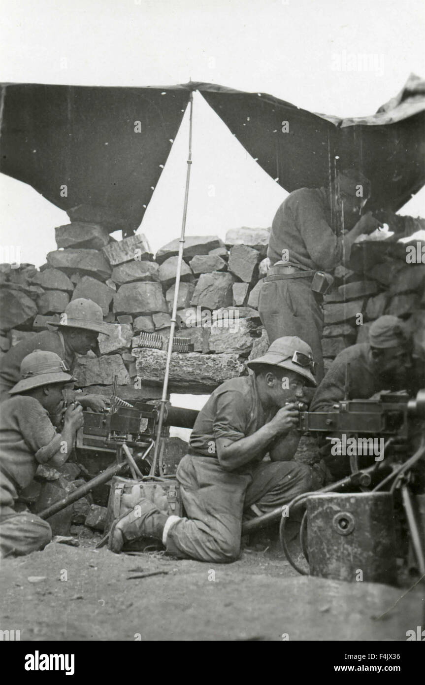 Militare italiana gunners nelle trincee a Amba Aradam, Etiopia Foto Stock