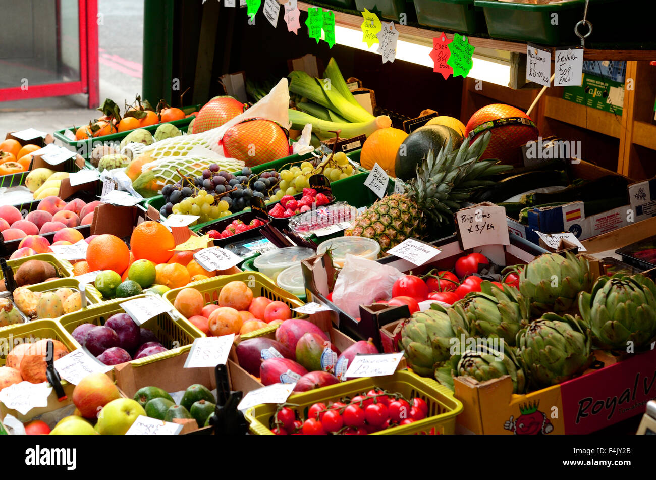Frutta e verdura in una fase di stallo in strada Foto Stock