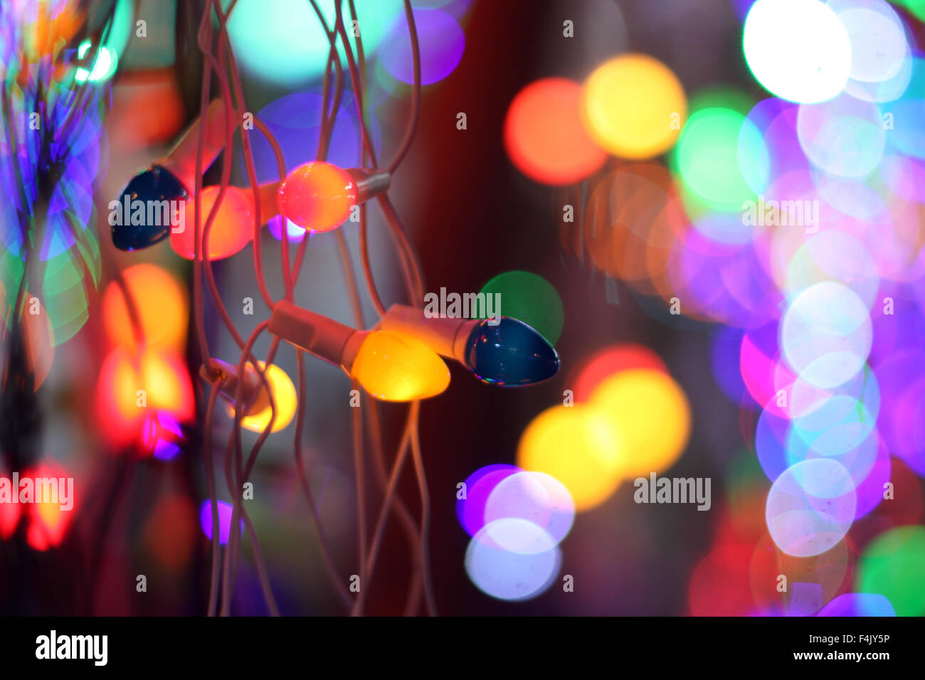 Coloratissima linea di decorazione di festa luci, sullo sfondo di sfocate  luci colorate Foto stock - Alamy