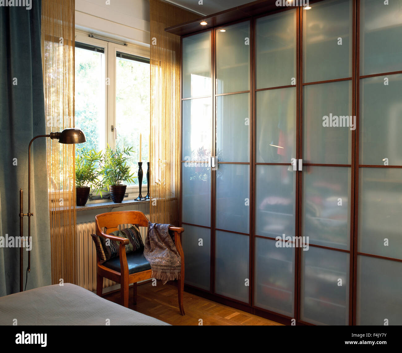 Armadio con porte in vetro Foto Stock