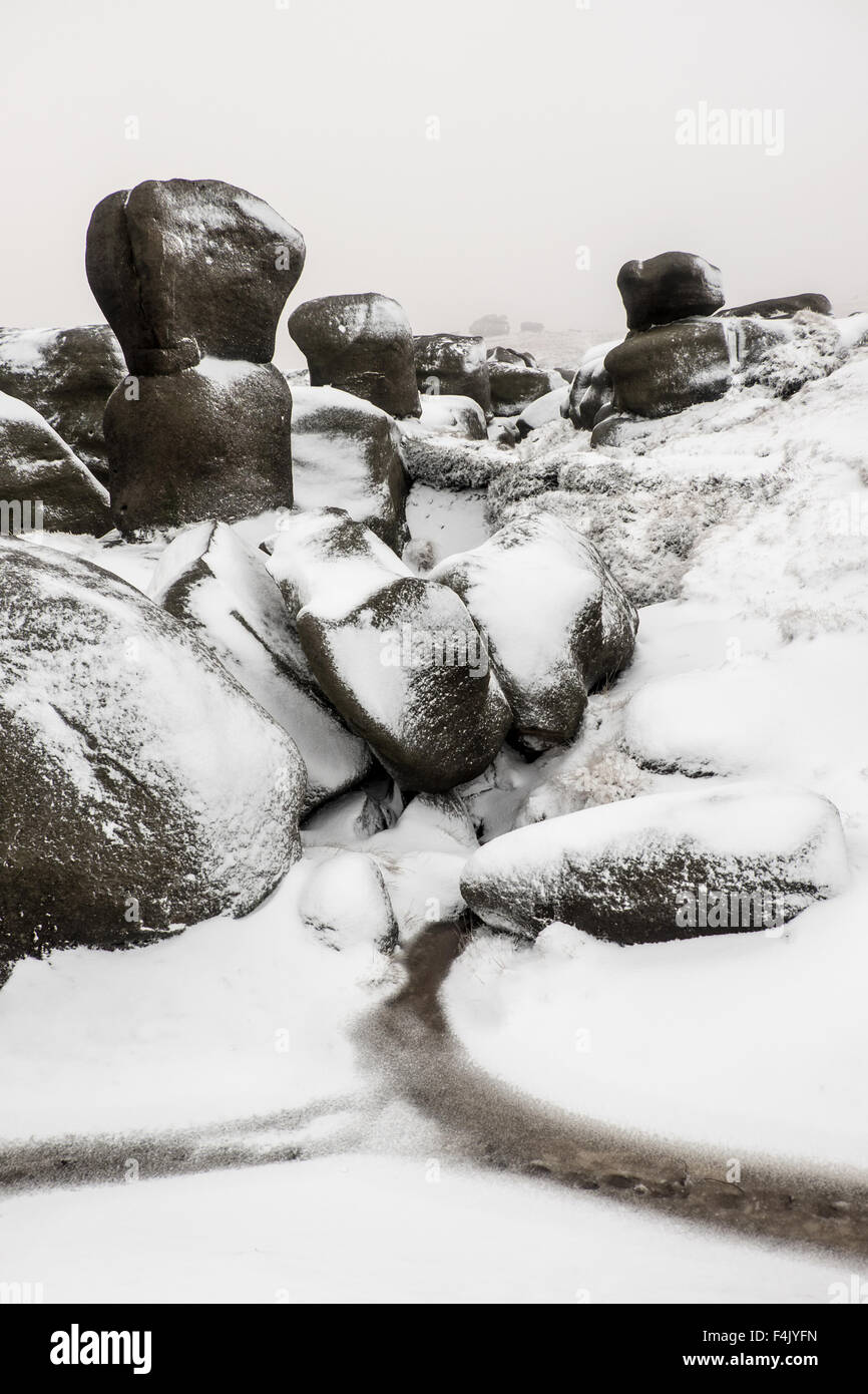 Affioramenti Gritstone su Kinder Scout del bordo meridionale in inverno Foto Stock