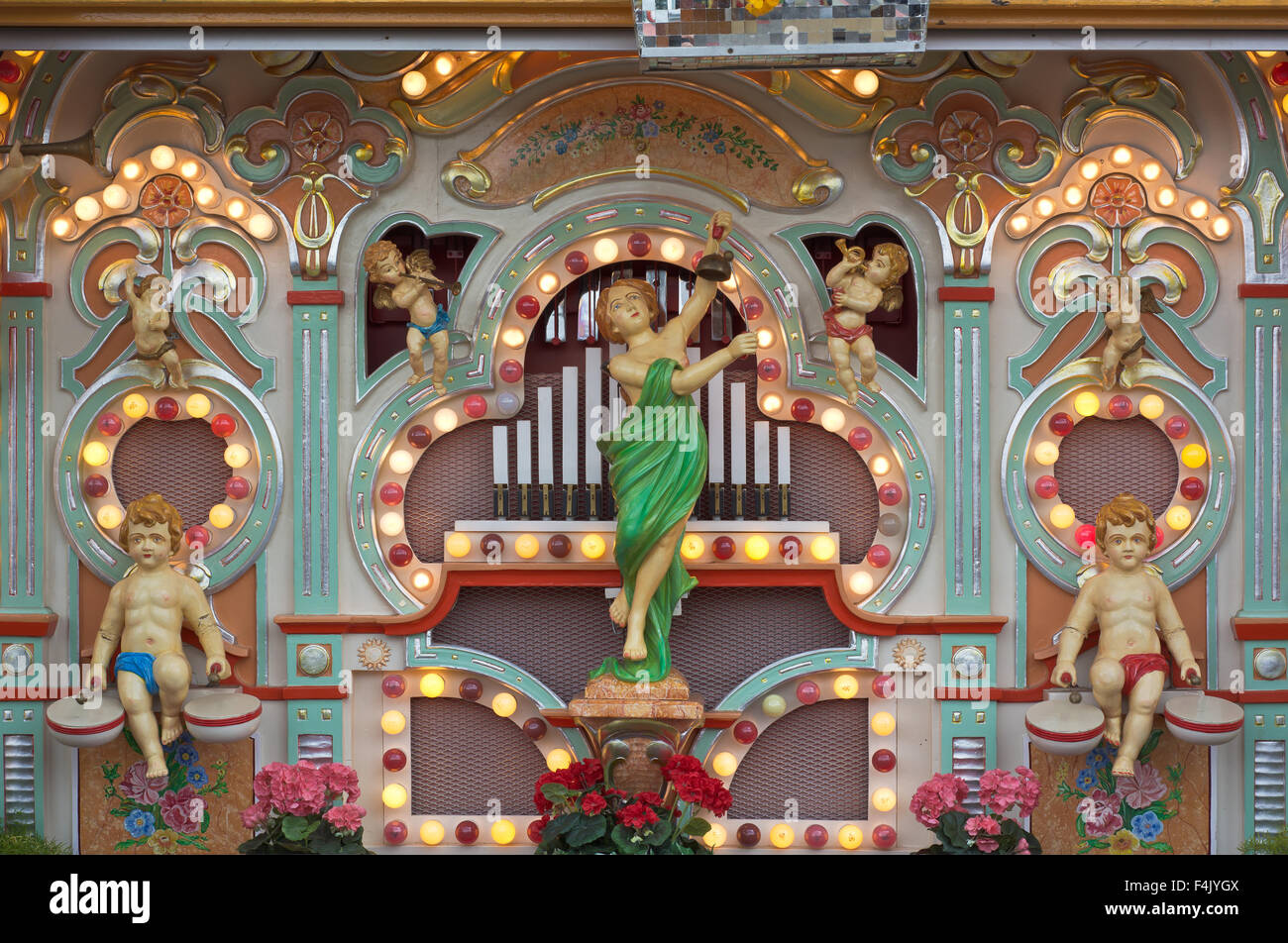 Monaco di Baviera, Germania - sept. 28, 2015: decorato in vecchio stile musica organo presso l'Oktoberfest a Monaco di Baviera in Germania. Foto Stock