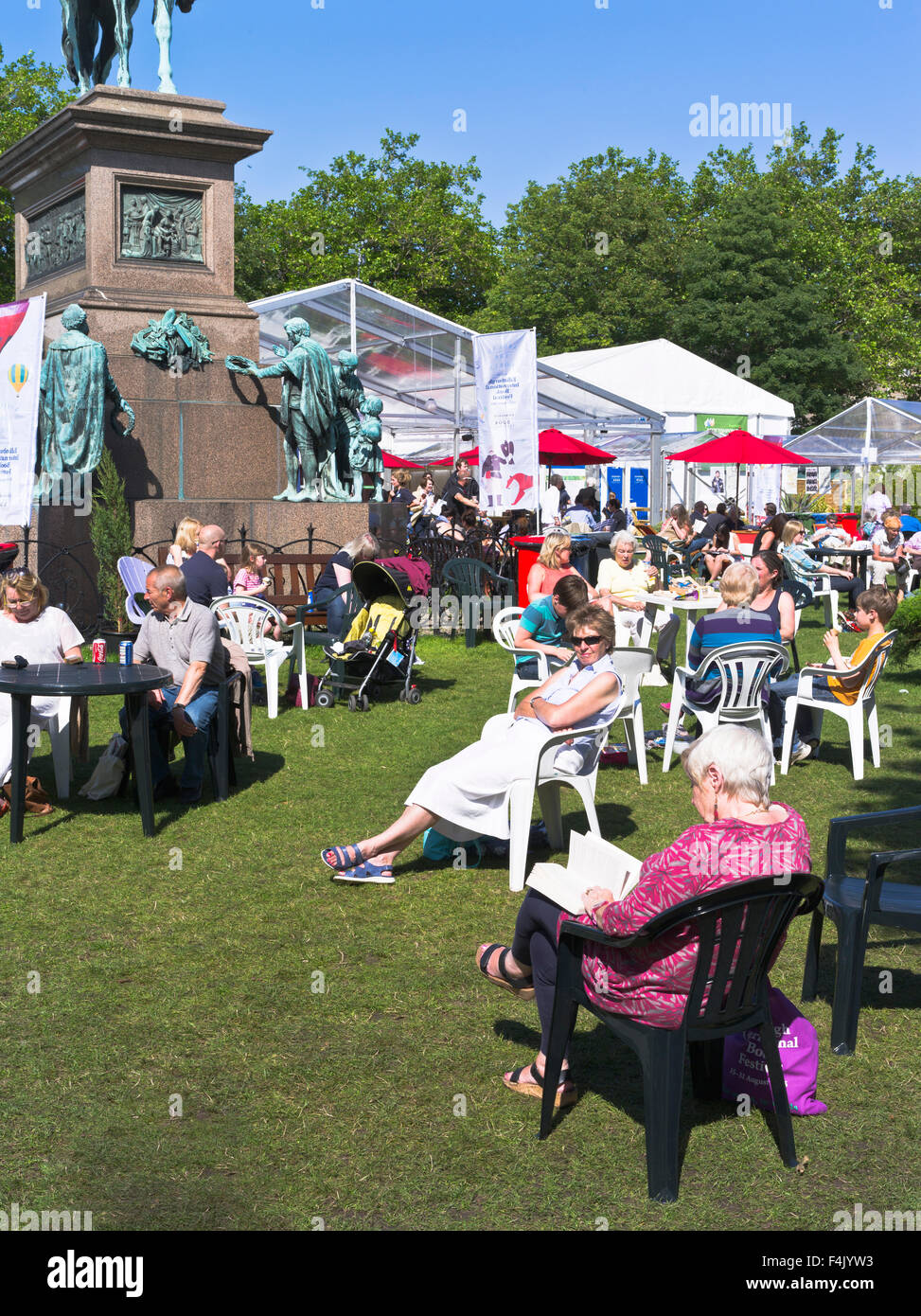 dh International Book Festival CHARLOTTE SQUARE EDIMBURGO SCOZIA gente rilassante libri lettura libro nel parco estate sole all'aperto regno unito Foto Stock