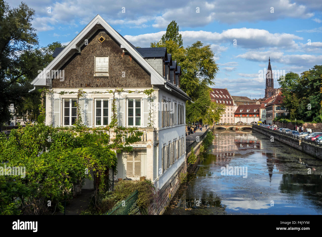 Il pittoresco bierstub sul fiume Ill nel quartiere Petite France di Strasburgo città, Alsazia, Francia Foto Stock