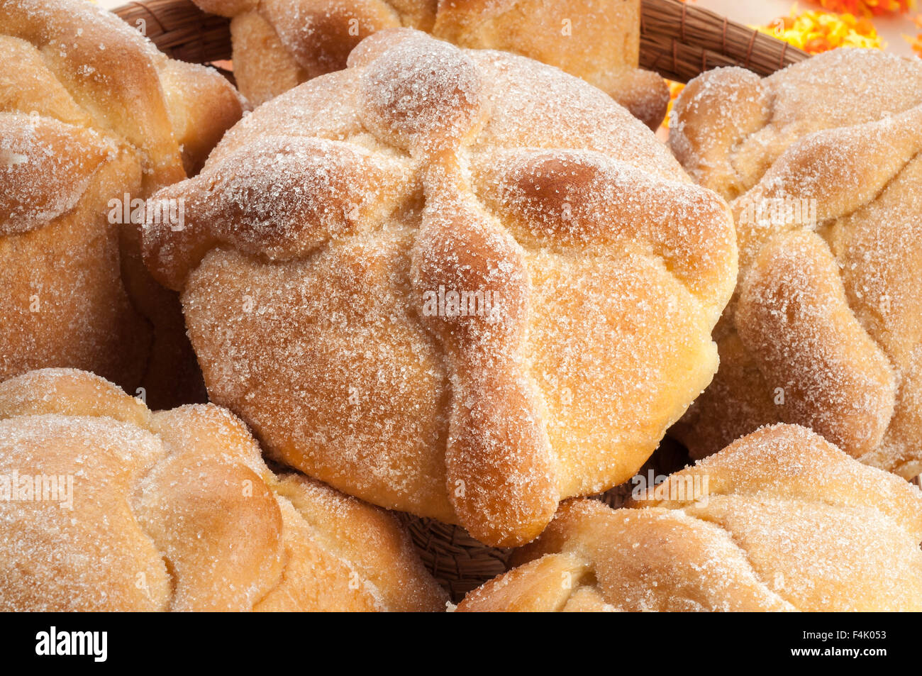 Pane dolce chiamato pane dei morti (Pan de Muerto) goduto durante il giorno dei morti festeggiamenti in Messico. Foto Stock