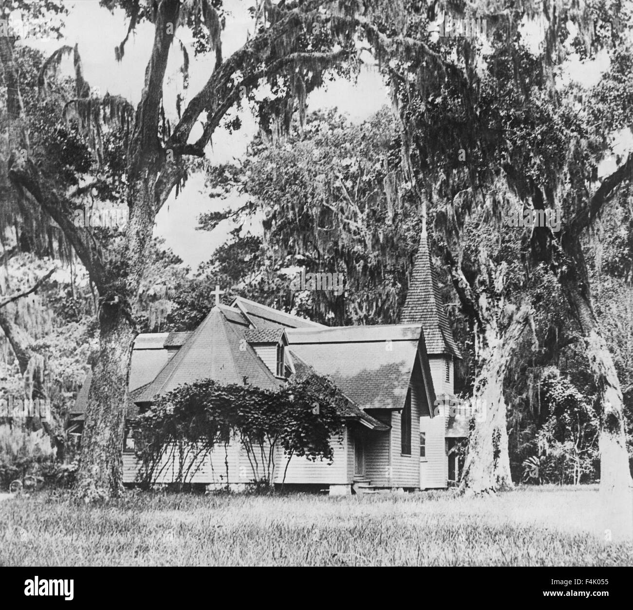 La Chiesa di Cristo su San Simons Island, la Georgia si erge come un promemoria degli inizi del ministero di John e Charles Wesley in America. Nel 1736 la Westley fratelli sacerdoti nella Chiesa dell'Inghilterra, è venuto in Georgia dove Giovanni divenne ministro per la parrocchia di Savannah e Charles fu nominato segretario degli affari indiani e Cappellano per gen. James Oglethorpe. Charles ha lanciato il suo ministero nella neonata insediamento di Frederica su San Simons Island. Carlo e Giovanni, come pure George Whitefield, predicato il San SImons. La Chiesa di Cristo è stato costruito nel 1820 e ricostruito nel 1884. (Foto c. 1938) Foto Stock