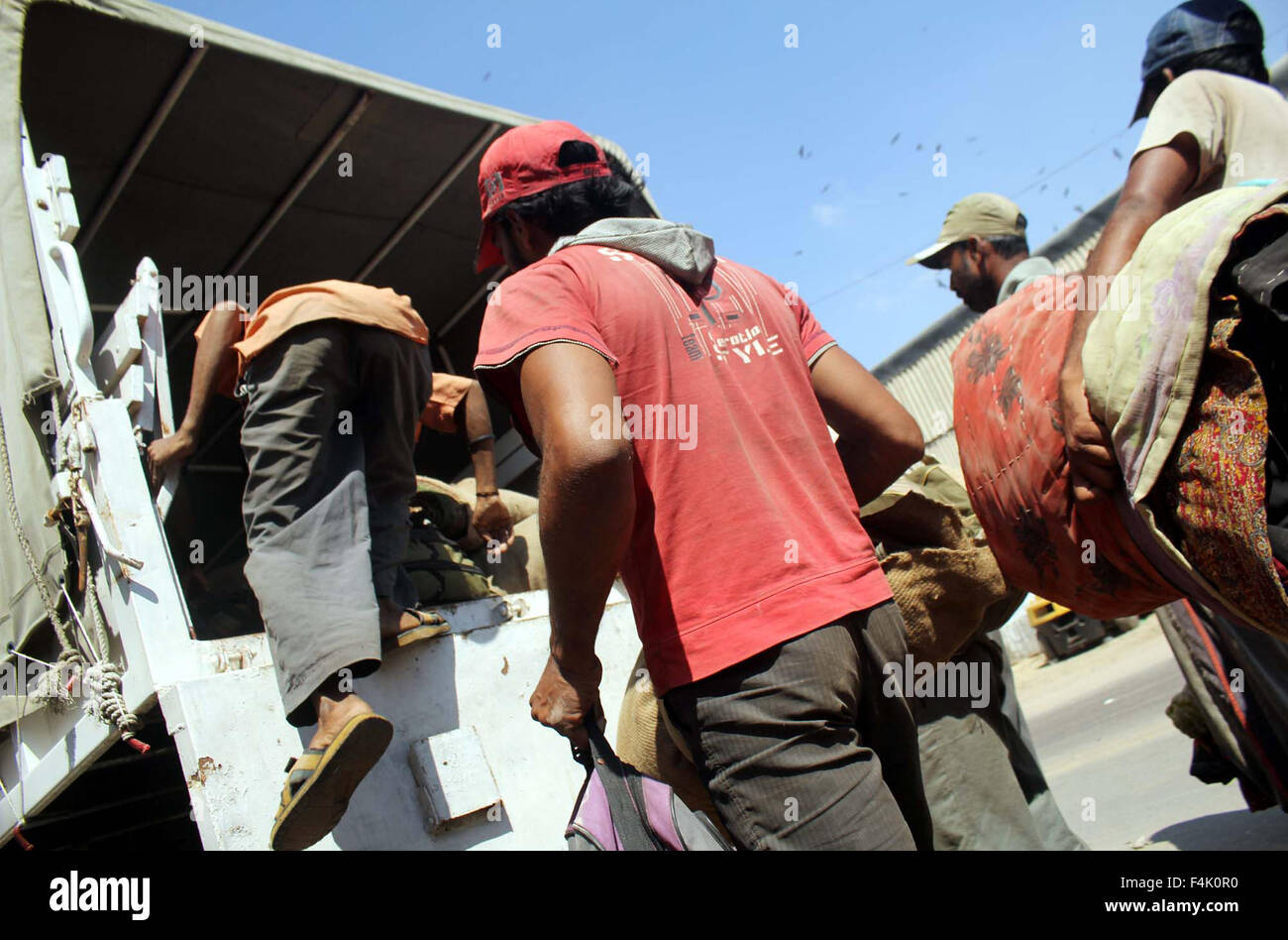 Docks dei funzionari di polizia di scorta i Pescatori indiani al tribunale della città di Karachi il lunedì, 19 ottobre 2015. Il Pakistan ha arrestato 27 pescatori indiani e sequestrato i loro quattro barche di sabato per la presunta attività di pesca nelle sue acque territoriali nel Mar Arabico, una sicurezza marittima funzionario detto. Credito: Asianet-Pakistan/Alamy Live News Foto Stock