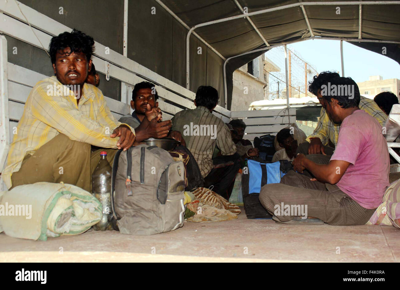 Docks dei funzionari di polizia di scorta i Pescatori indiani al tribunale della città di Karachi il lunedì, 19 ottobre 2015. Il Pakistan ha arrestato 27 pescatori indiani e sequestrato i loro quattro barche di sabato per la presunta attività di pesca nelle sue acque territoriali nel Mar Arabico, una sicurezza marittima funzionario detto. Credito: Asianet-Pakistan/Alamy Live News Foto Stock