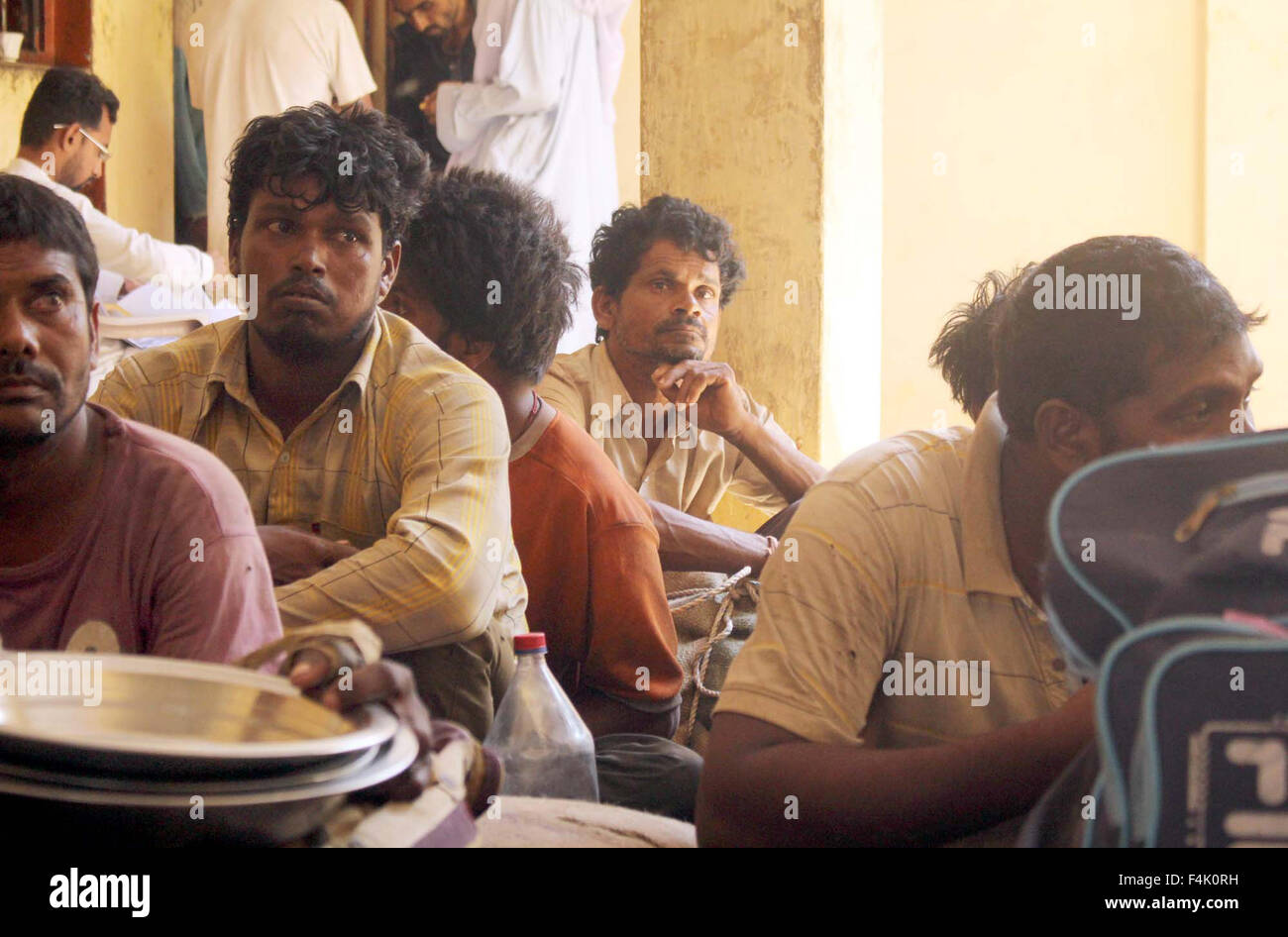 Docks dei funzionari di polizia di scorta i Pescatori indiani al tribunale della città di Karachi il lunedì, 19 ottobre 2015. Il Pakistan ha arrestato 27 pescatori indiani e sequestrato i loro quattro barche di sabato per la presunta attività di pesca nelle sue acque territoriali nel Mar Arabico, una sicurezza marittima funzionario detto. Credito: Asianet-Pakistan/Alamy Live News Foto Stock