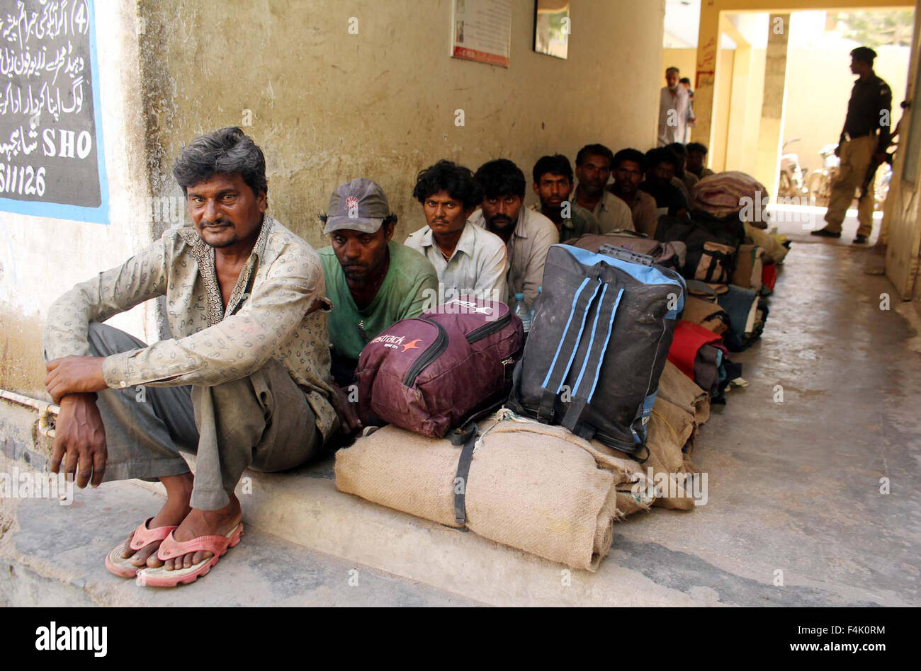 Docks dei funzionari di polizia di scorta i Pescatori indiani al tribunale della città di Karachi il lunedì, 19 ottobre 2015. Il Pakistan ha arrestato 27 pescatori indiani e sequestrato i loro quattro barche di sabato per la presunta attività di pesca nelle sue acque territoriali nel Mar Arabico, una sicurezza marittima funzionario detto. Credito: Asianet-Pakistan/Alamy Live News Foto Stock