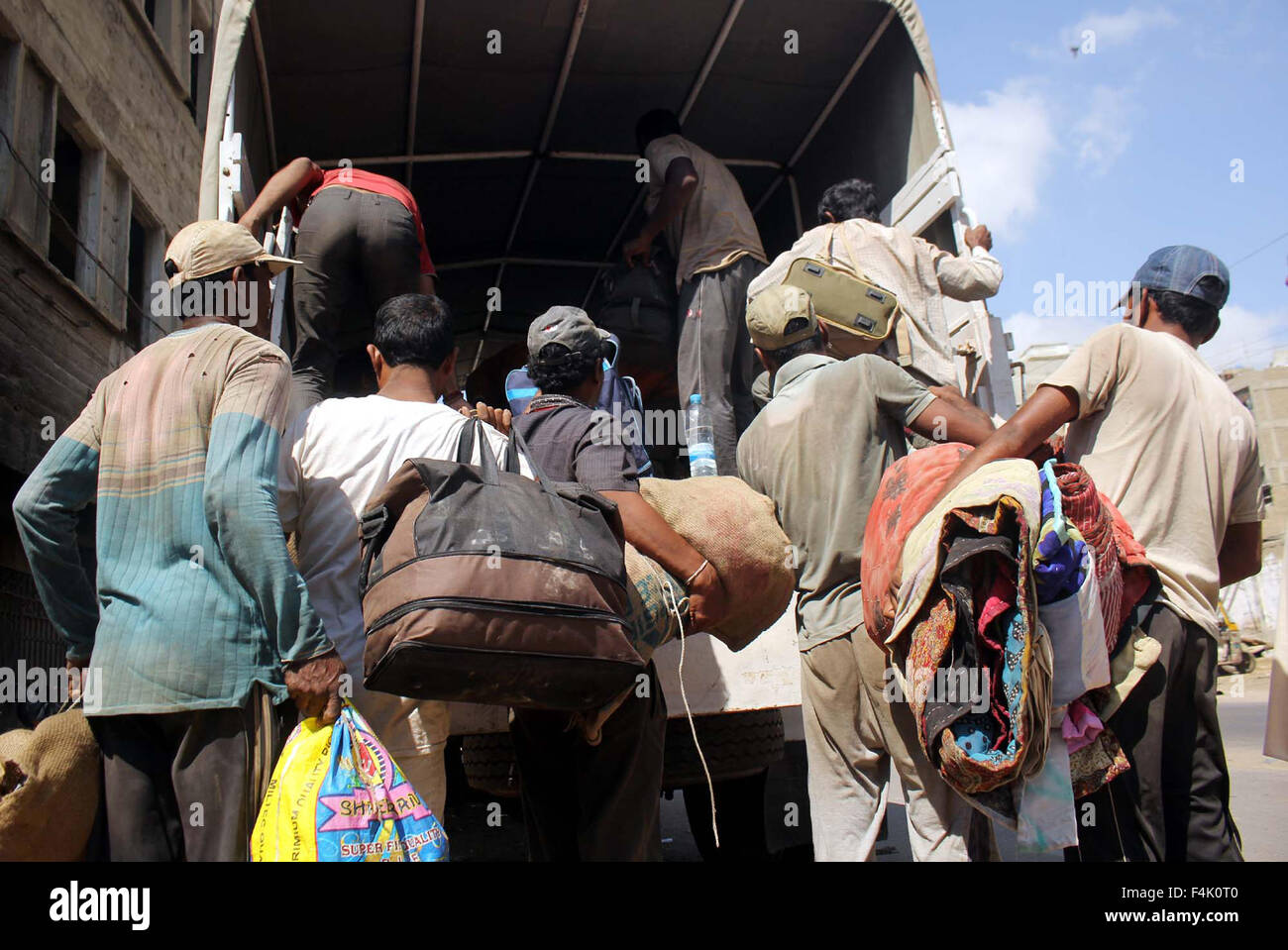 Docks dei funzionari di polizia di scorta i Pescatori indiani al tribunale della città di Karachi il lunedì, 19 ottobre 2015. Il Pakistan ha arrestato 27 pescatori indiani e sequestrato i loro quattro barche di sabato per la presunta attività di pesca nelle sue acque territoriali nel Mar Arabico, una sicurezza marittima funzionario detto. Credito: Asianet-Pakistan/Alamy Live News Foto Stock