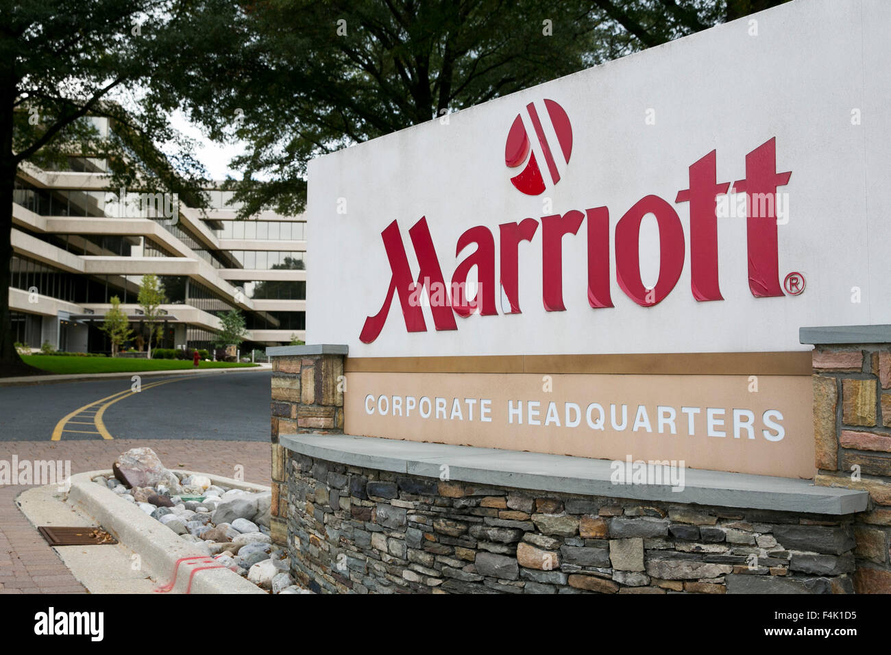 Un logo segno al di fuori della sede di Marriott International, Inc. di Bethesda, Maryland il 18 ottobre 2015. Foto Stock