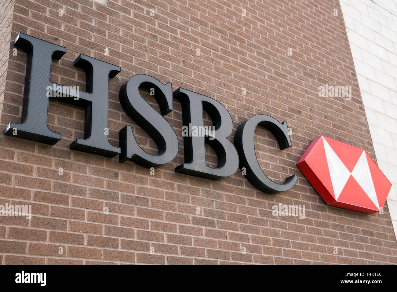 Un logo segno esterno di una banca HSBC filiale in Rockville, Maryland il 18 ottobre 2015. Foto Stock