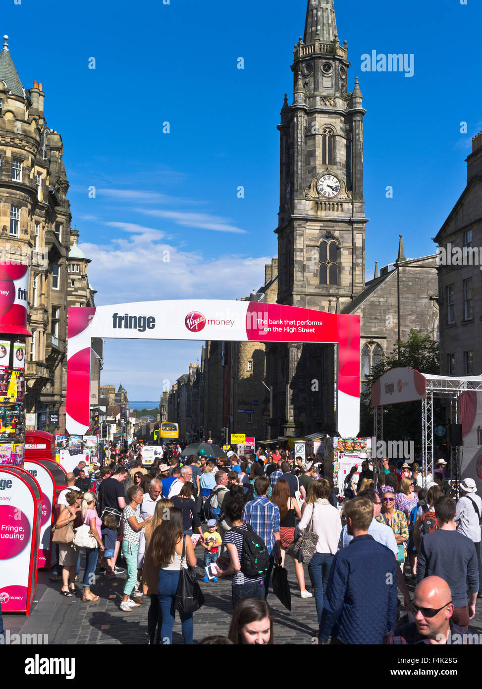 dh Edinburgh Fringe Festival ROYAL MILE EDINBURGH SCOTLAND gente turistica estate sole strada folla città affollata folla attrazione i turisti Foto Stock