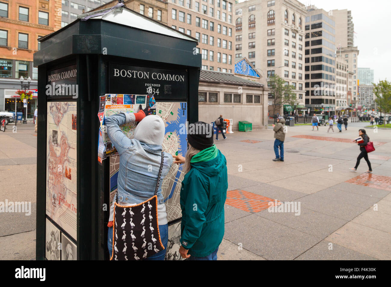 I turisti in una mappa di Boston, Boston Common, Boston, Massachusetts, STATI UNITI D'AMERICA Foto Stock