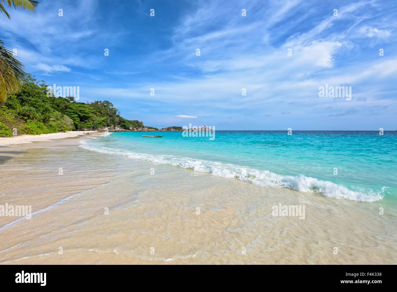 Lo splendido paesaggio di cielo blu mare di sabbia bianca e onde sulla spiaggia durante il periodo estivo a Koh Miang isola in Mu Ko Similan Foto Stock
