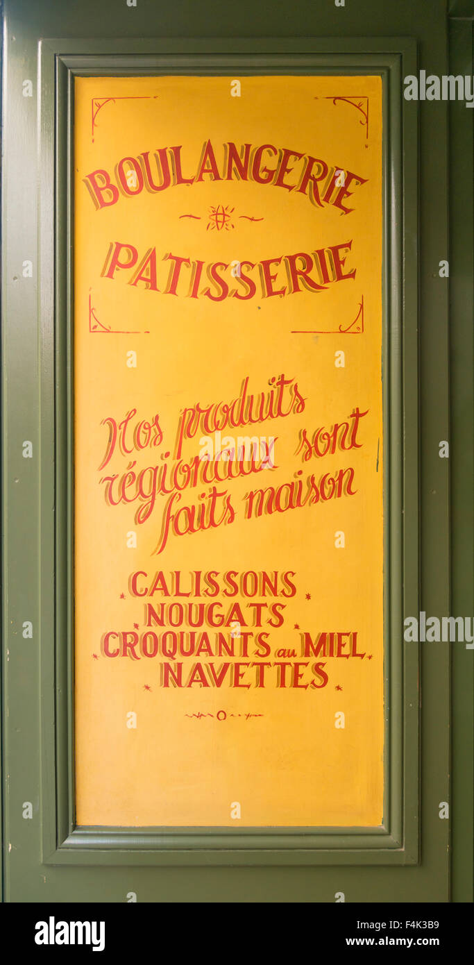 Un segno pubblicità un fornaio francese o boulangerie e patisserie shop in Provenza Francia Foto Stock
