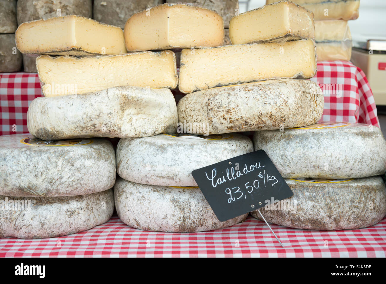 Un mucchio di formaggio Cailladou per la vendita su un mercato in stallo in Provenza Francia Foto Stock