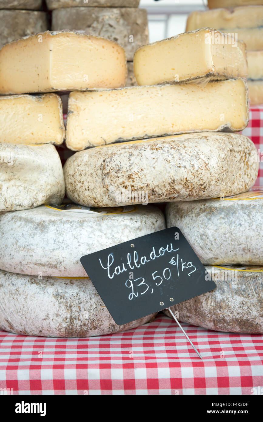 Un mucchio di formaggio Cailladou per la vendita su un mercato in stallo in Provenza Francia Foto Stock