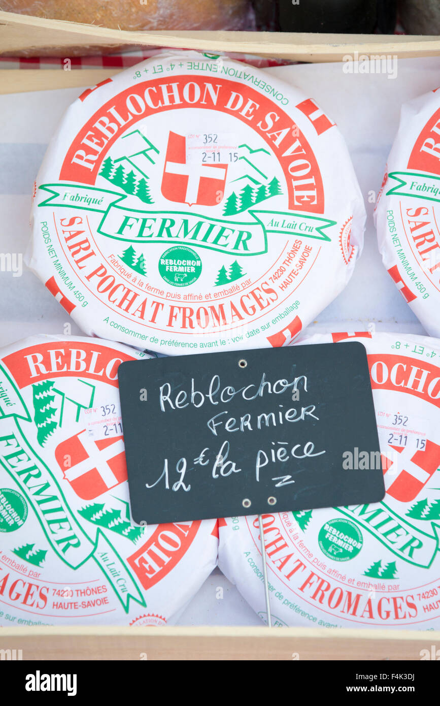 Reblochon de Savoie formaggio per la vendita in un mercato francese con prezzo di etichetta segno Foto Stock