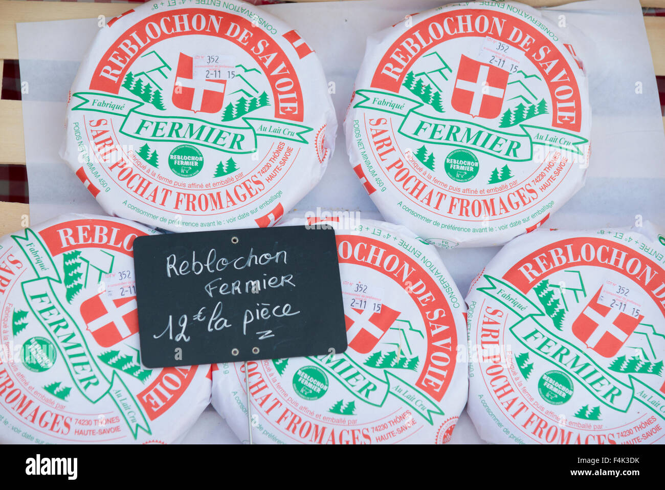 Reblochon de Savoie formaggio per la vendita in un mercato francese con prezzo di etichetta segno Foto Stock