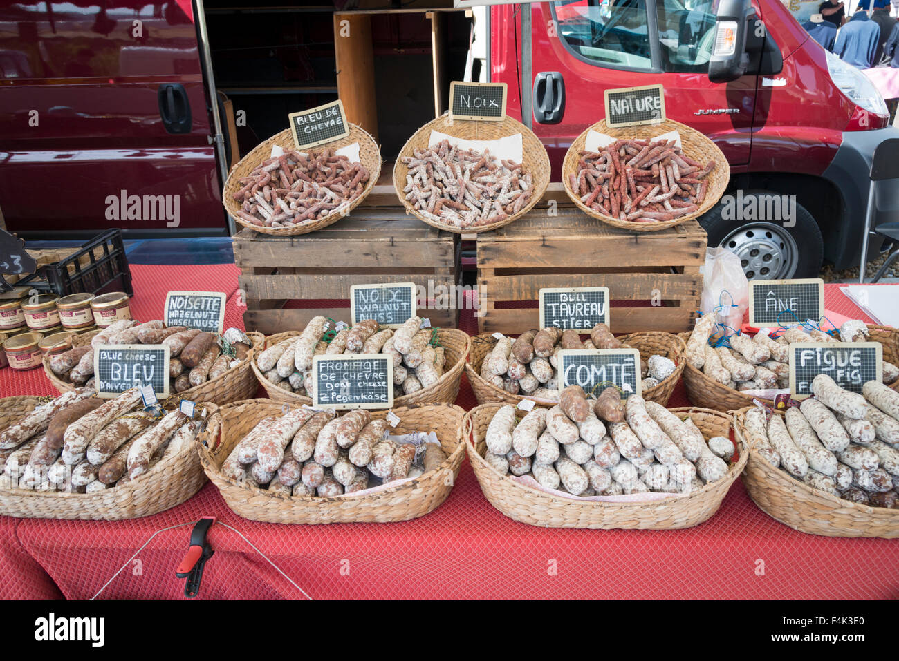 Un mercato in stallo la vendita di salumi e insaccati in un mercato francese in Provenza Foto Stock