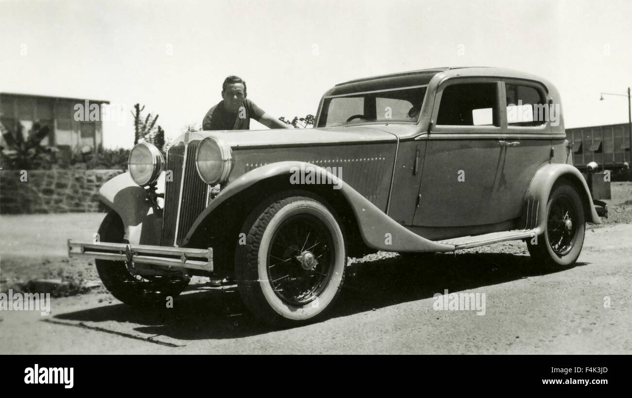 L'uomo dietro un auto, Italia Foto Stock