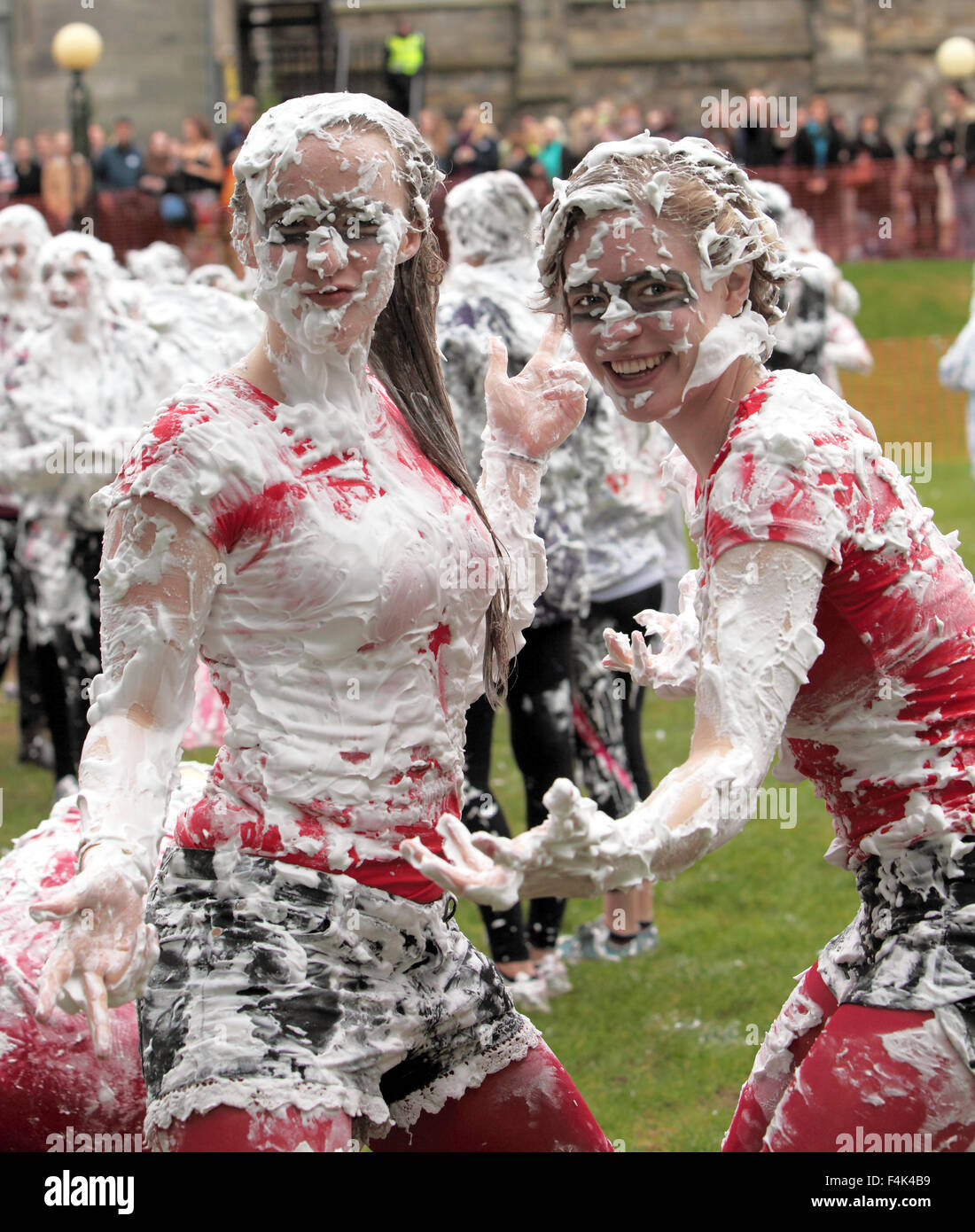 Gli studenti da St Andrews University indulgere in una tradizione di proteggere se stessi con della gommapiuma per onorare la "famiglia Accademica" Lunedì 19 Ottobre 2015 in st Andrews, Scozia. Ogni anno nel mese di ottobre il 'raisin weekend' che è tenuto all'Università di St Salvator è un quadrangolo è celebrata e un dono di uvetta (ora schiuma) viene tradizionalmente data dal primo anno gli studenti per i loro anziani come un ringraziamento per il loro orientamento e in cambio ricevono una ricevuta in latino. Foto Stock
