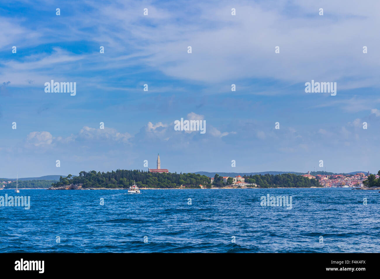 Il blu del mare e del cielo a Rovigno Croazia, Istria Foto Stock