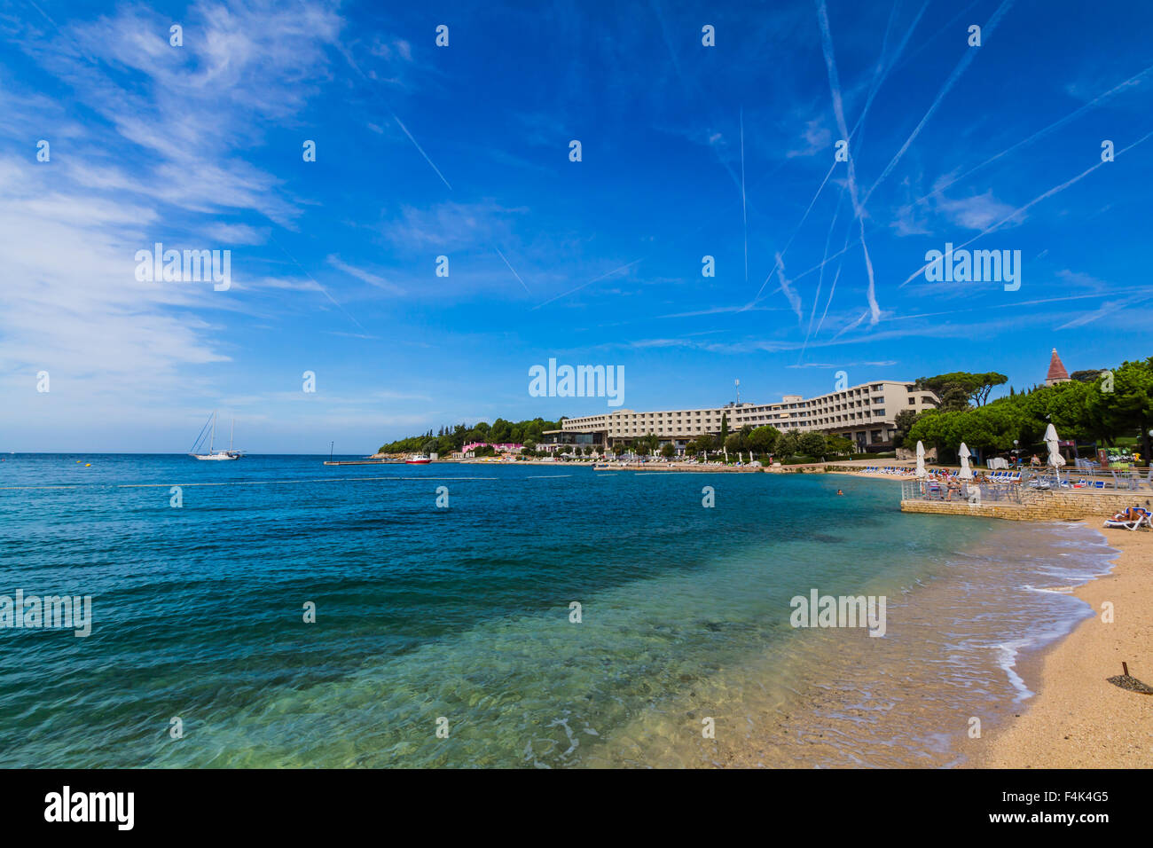 Il blu del mare e del cielo a Rovigno Croazia, Istria Foto Stock