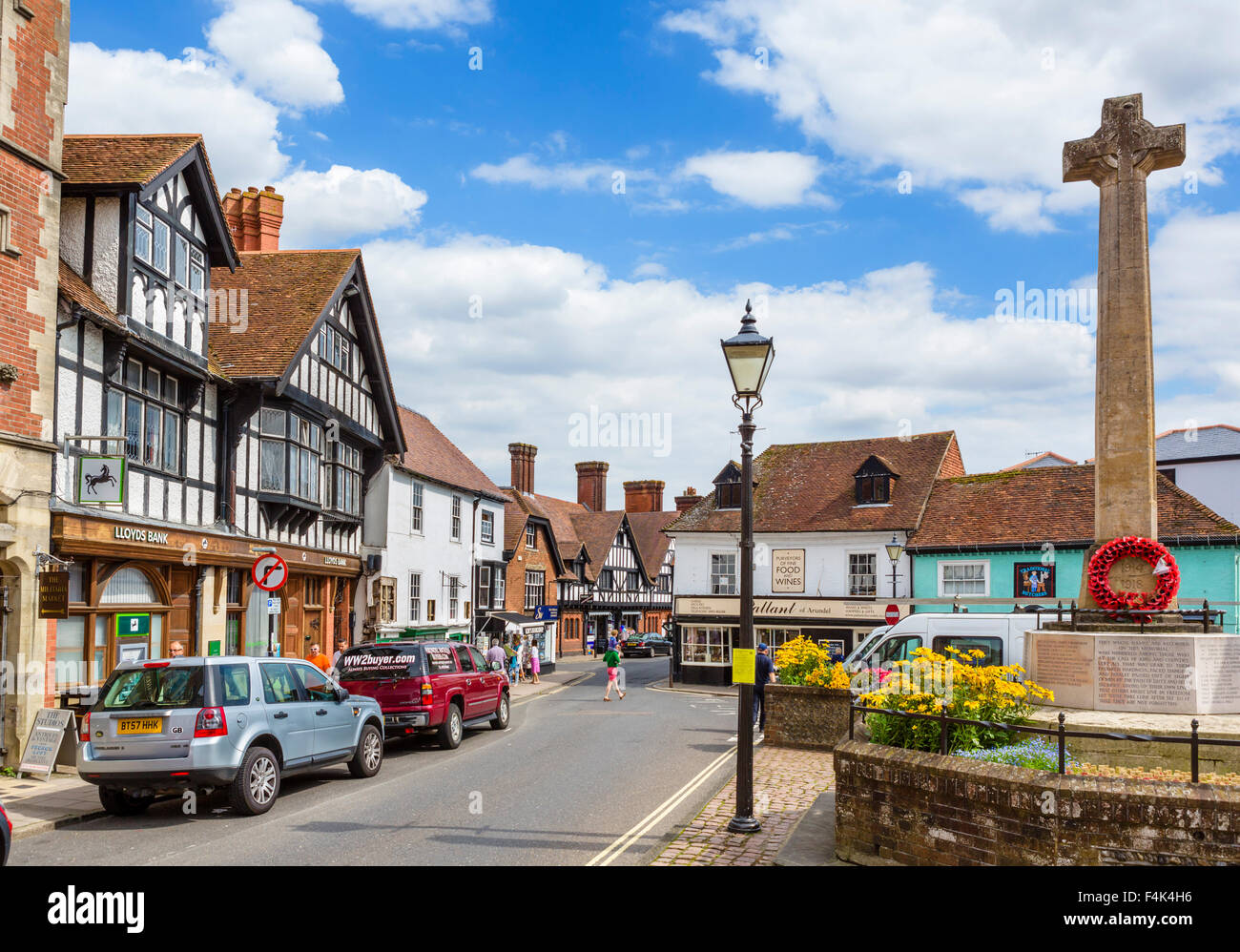 High Street nel centro della città, Arundel, West Sussex, in Inghilterra, Regno Unito Foto Stock