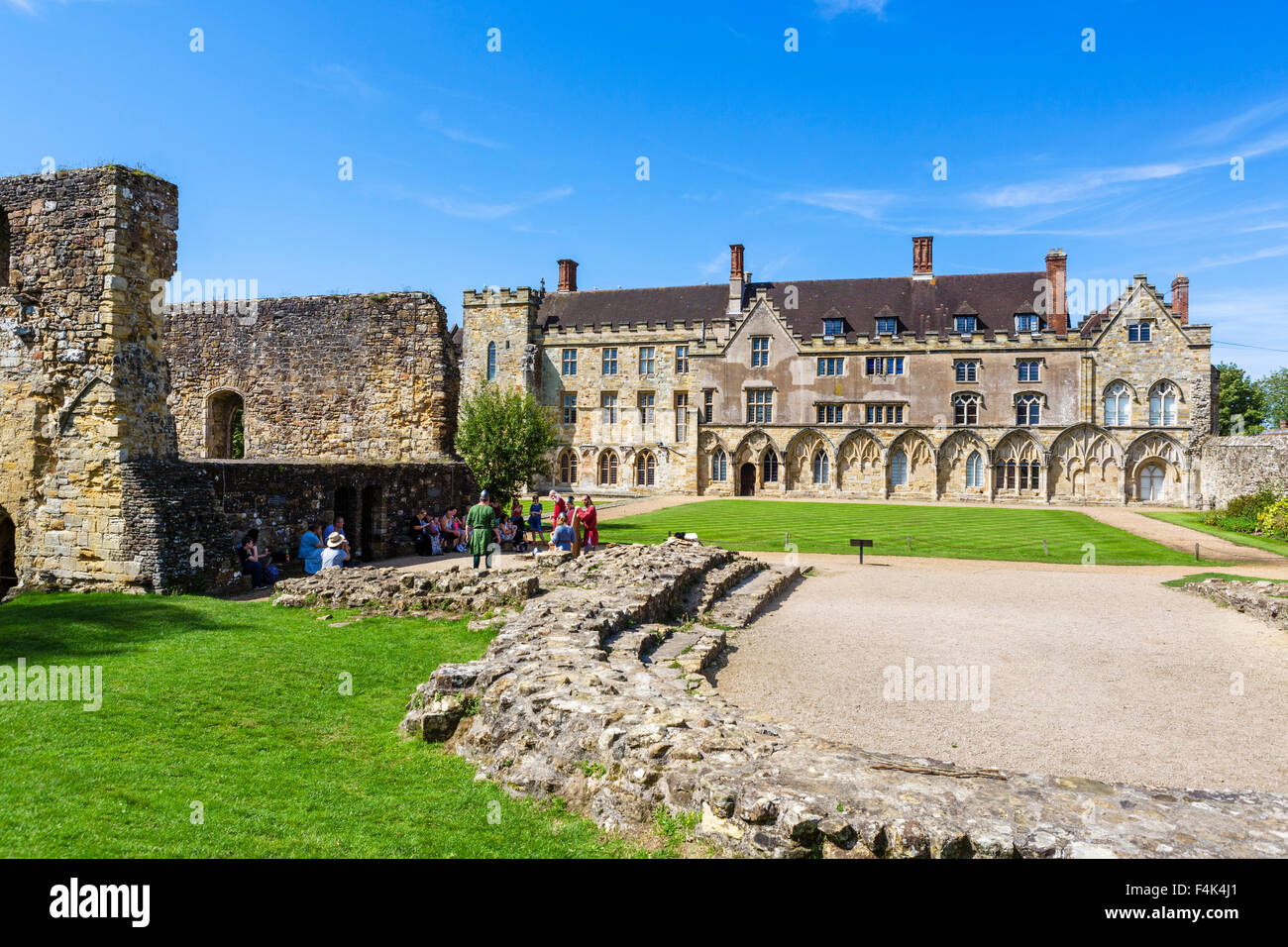 Il dormitorio gamma sulla sinistra con l abate della grande sala dietro, Abbazia di Battle, East Sussex England, Regno Unito Foto Stock