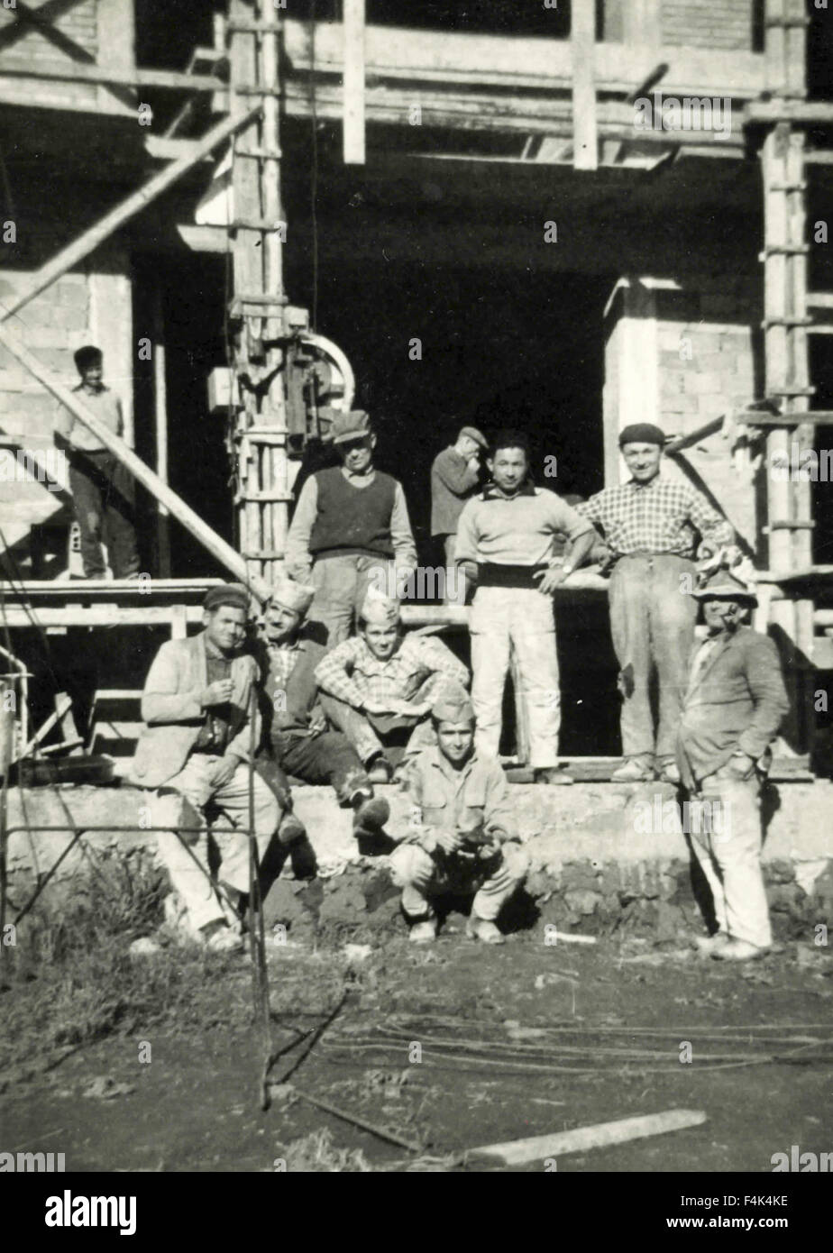 Gruppo di lavoratori in un cantiere, Italia Foto Stock