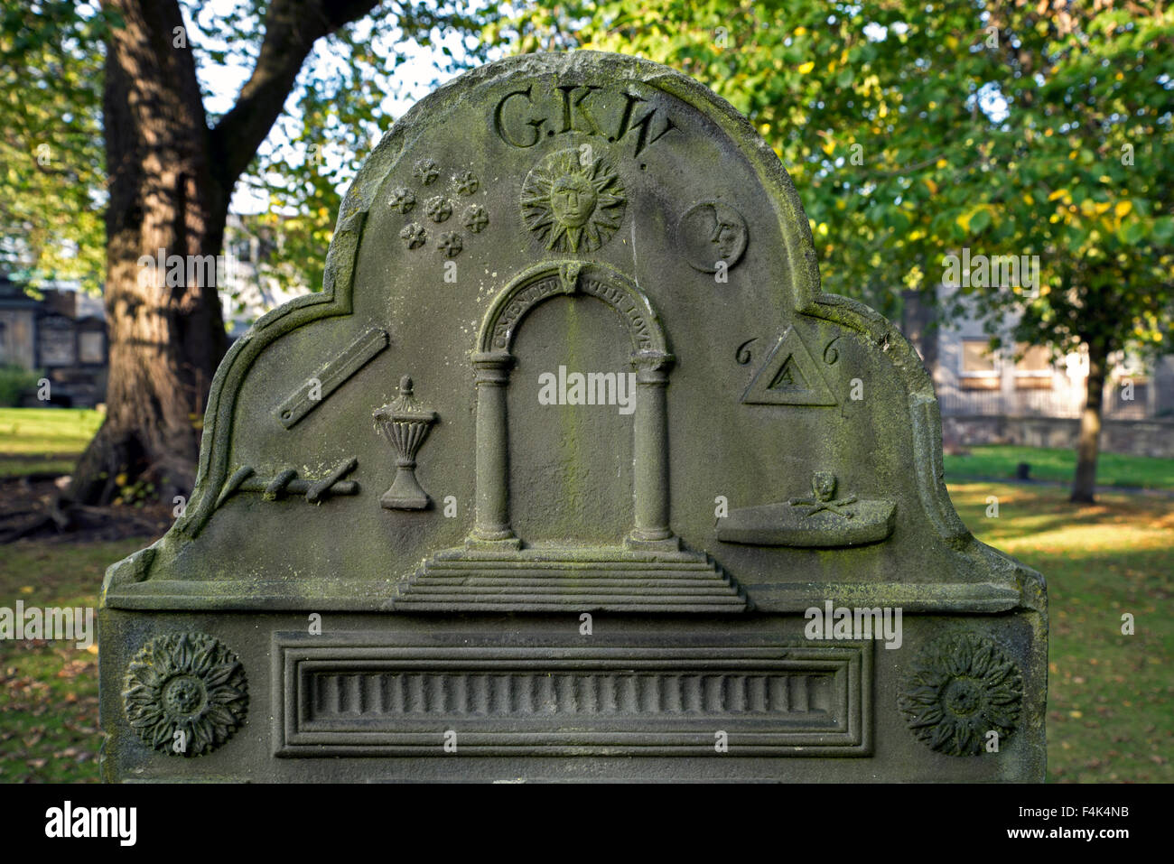 Vari simboli di morte scolpito su una lapide in Greyfriars Kirkyard, Edimburgo, Scozia, Regno Unito. Foto Stock