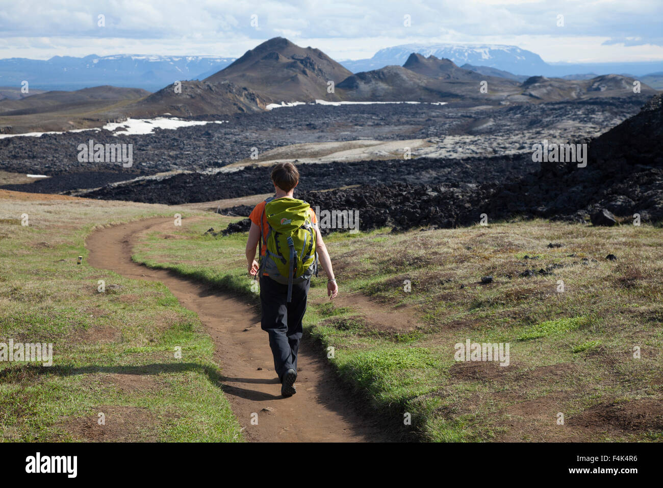 Escursionista sul sentiero passato Leirhnjukur campo di lava, Krafla area vulcanica, Myvatn, Nordhurland Eystra, Islanda. Foto Stock