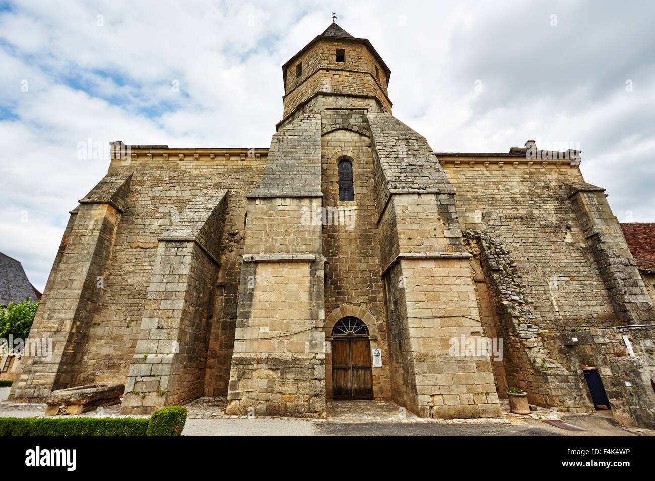 Vista della chiesa in Saint-Robert, Correze, Limousin, Francia. Foto Stock